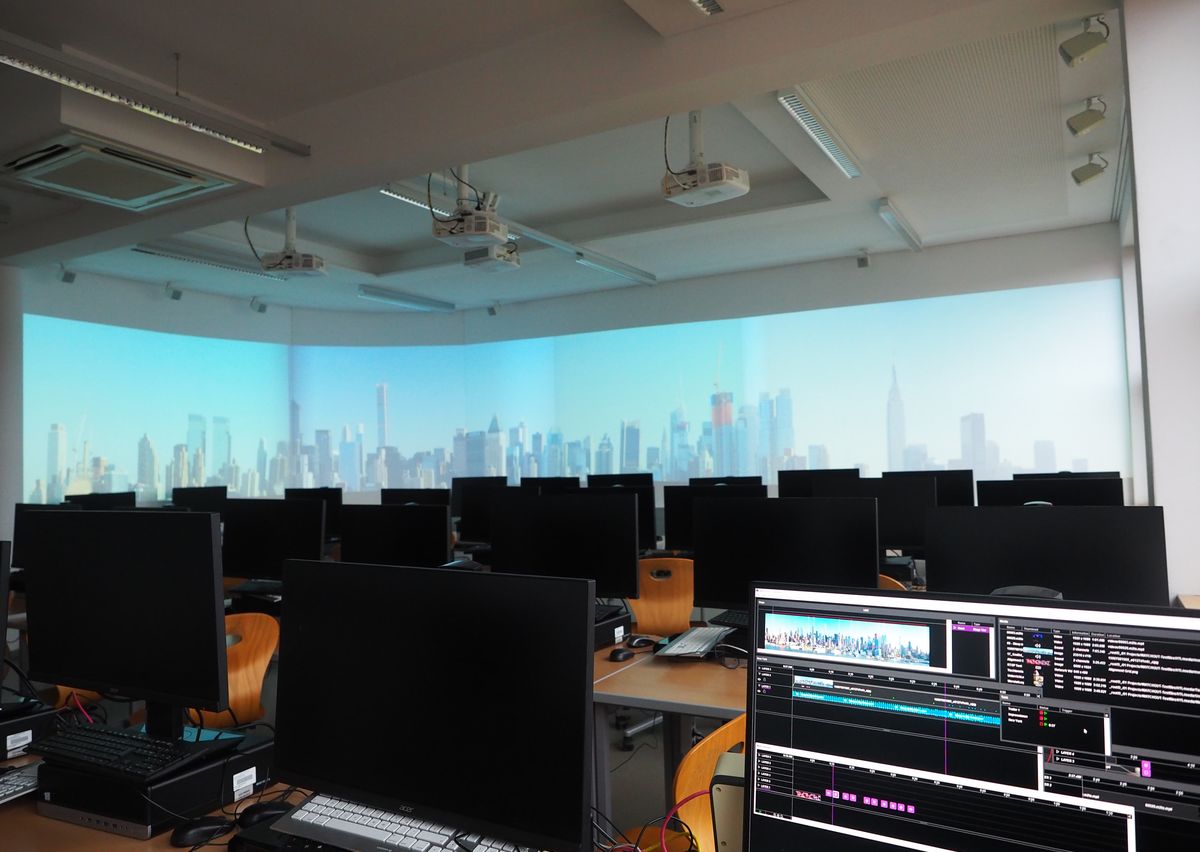 EDV-Saal 6 mit vielen PC-Arbeitsplätzen und einer Skyline-Fotowand