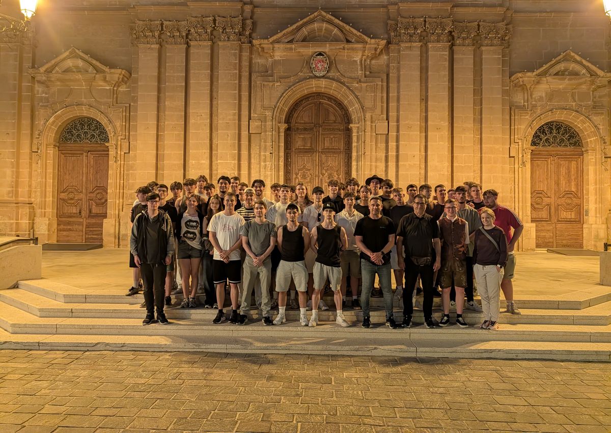 Gruppenfoto am Abend vor einer beleuchteten Kirche in Malta