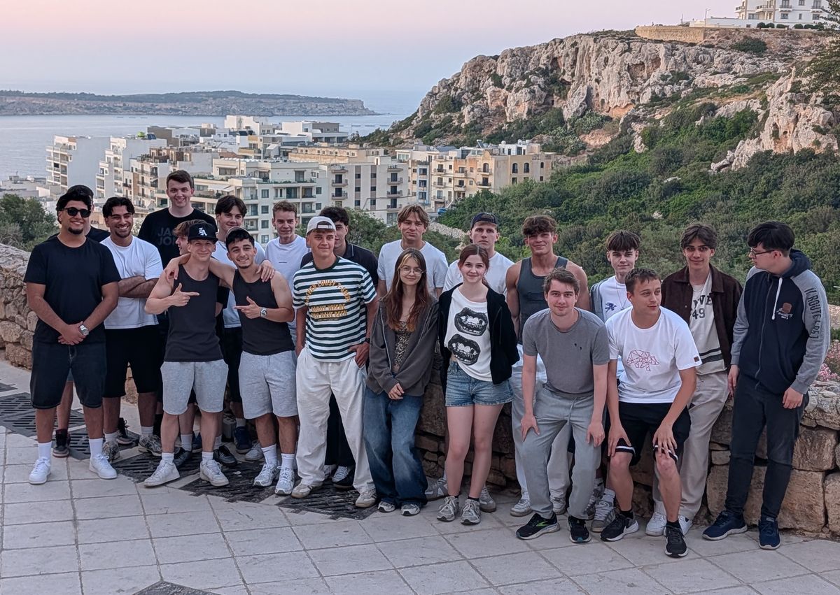 Gruppenfoto vor der Küste und den Klippen von Malta