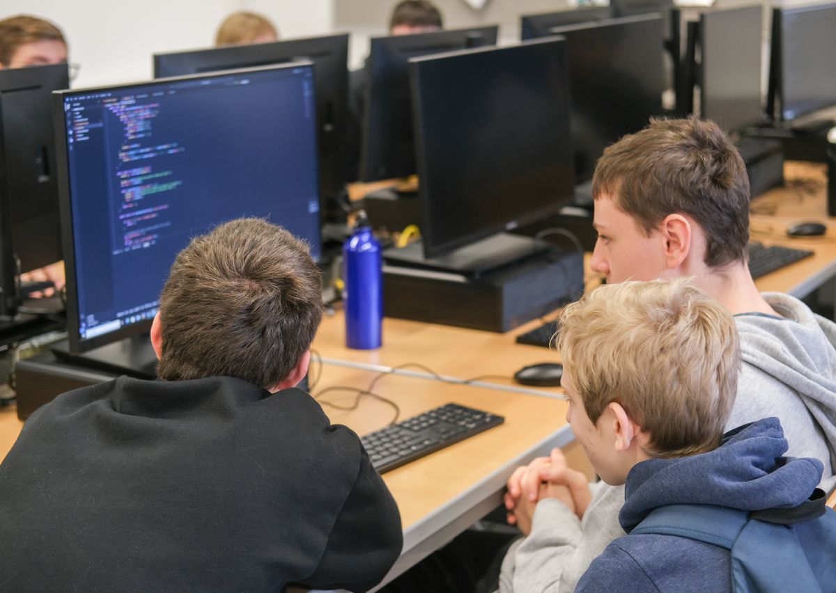 Besucher programmieren gemeinsam mit Schülern im EDV-Saal