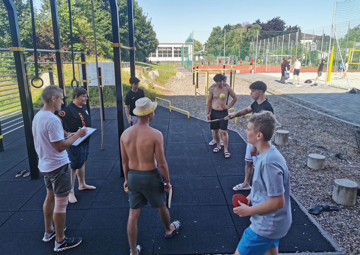 Workoutpark mit Klimmzugstangen und Ringen