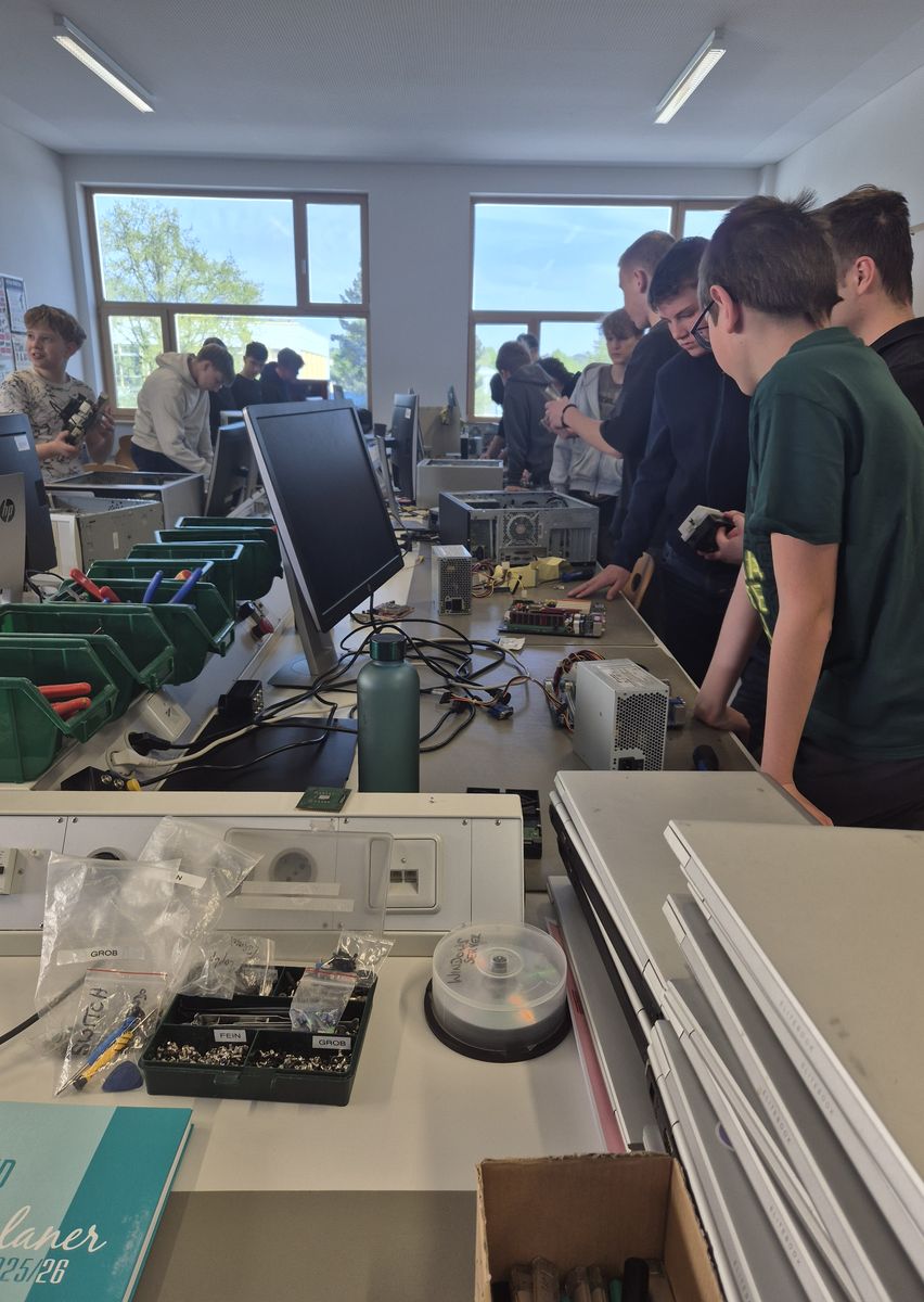 Schüler arbeiten in der Hardware-Werkstatt an Rechnern