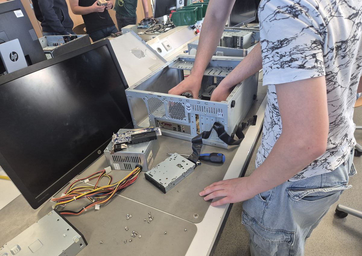 Schüler zerlegen PCs in der Hardware-Werkstatt