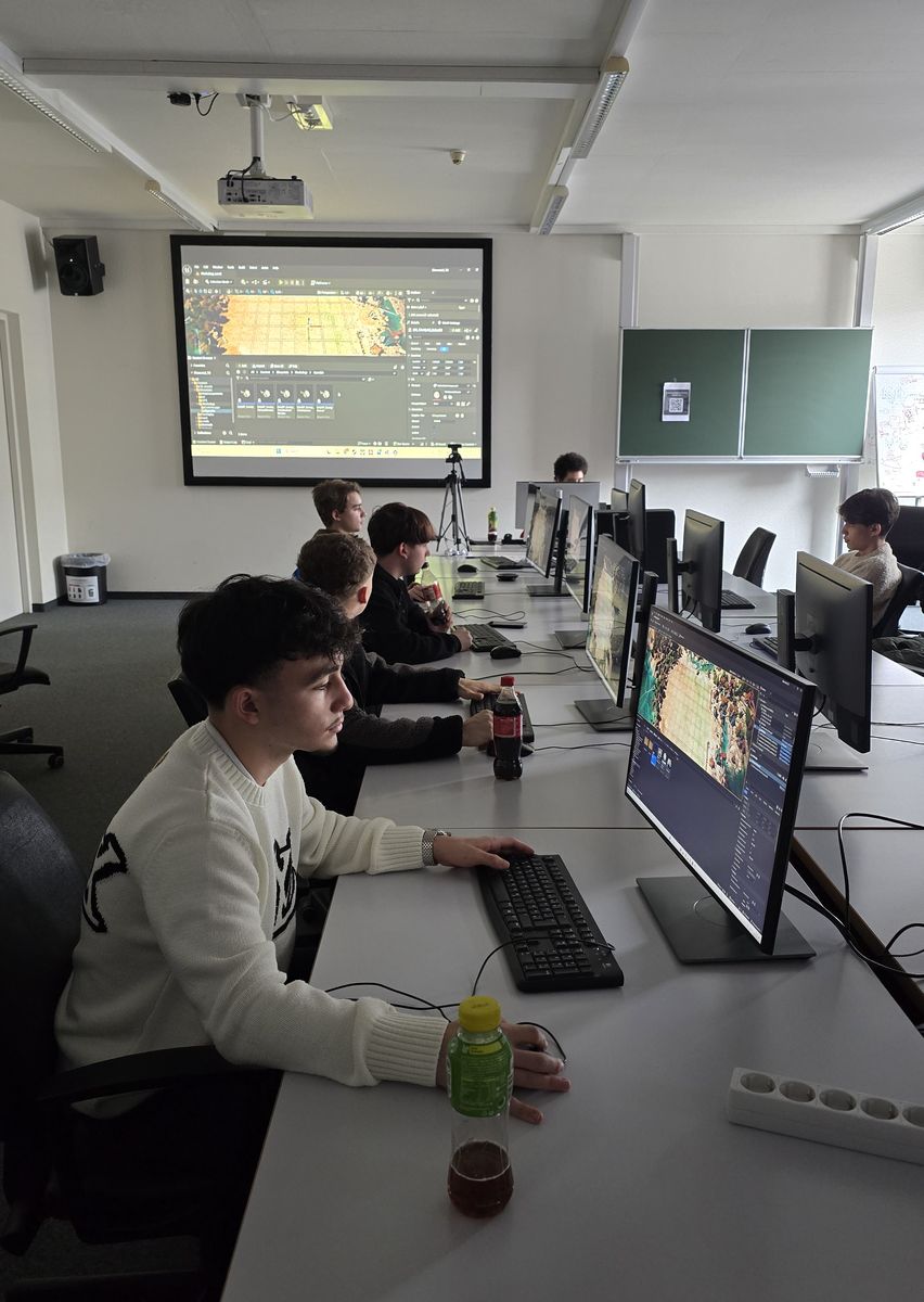Schüler arbeiten im EDV-Saal an ihren Spielen