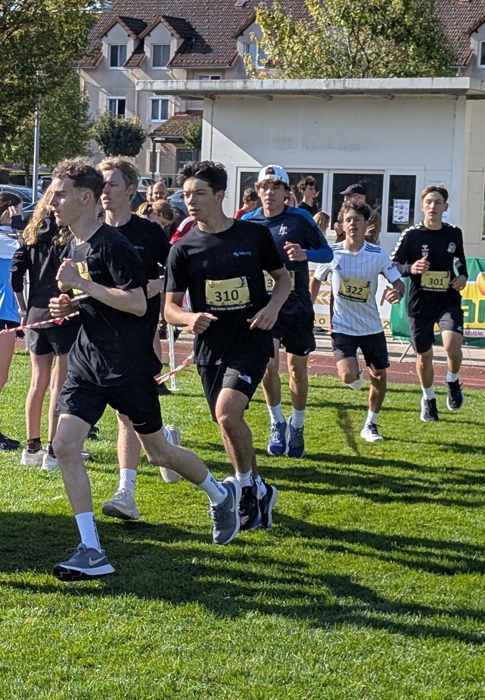 Läufer der HTL Perg kurz nach dem Start